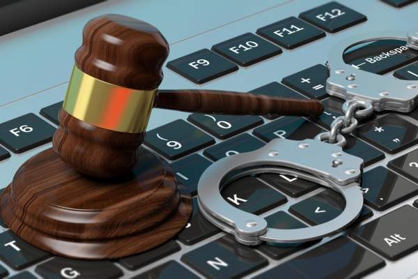 Un bărbat și-a dus calculatorul la reparat şi a ajuns în spatele gratiilor. Ce a descoperit specialistul IT în computer