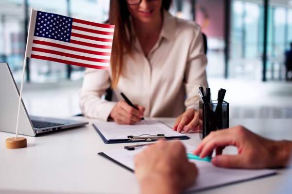 Ce reguli trebuie să respecte românii care vor merge în America după ce s-au scos vizele. Cât costă autorizația de călătorie