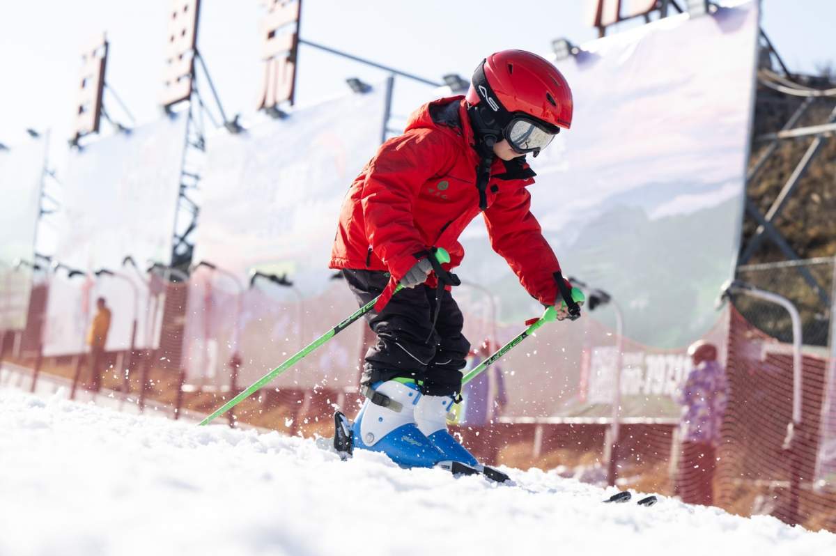 Un copil schiază la Bailihuang Ski Resort în orașul Yichang, provincia Hubei din China centrală, 5 ianuarie 2025