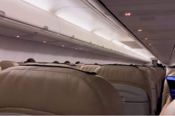 Cutremurul cu magnitudinea de 6,9 grade din Japonia, filmat în timp ce un avion era la sol. În imagini se vede cât de puternic se mișcau scaunele aparatului de zbor / VIDEO