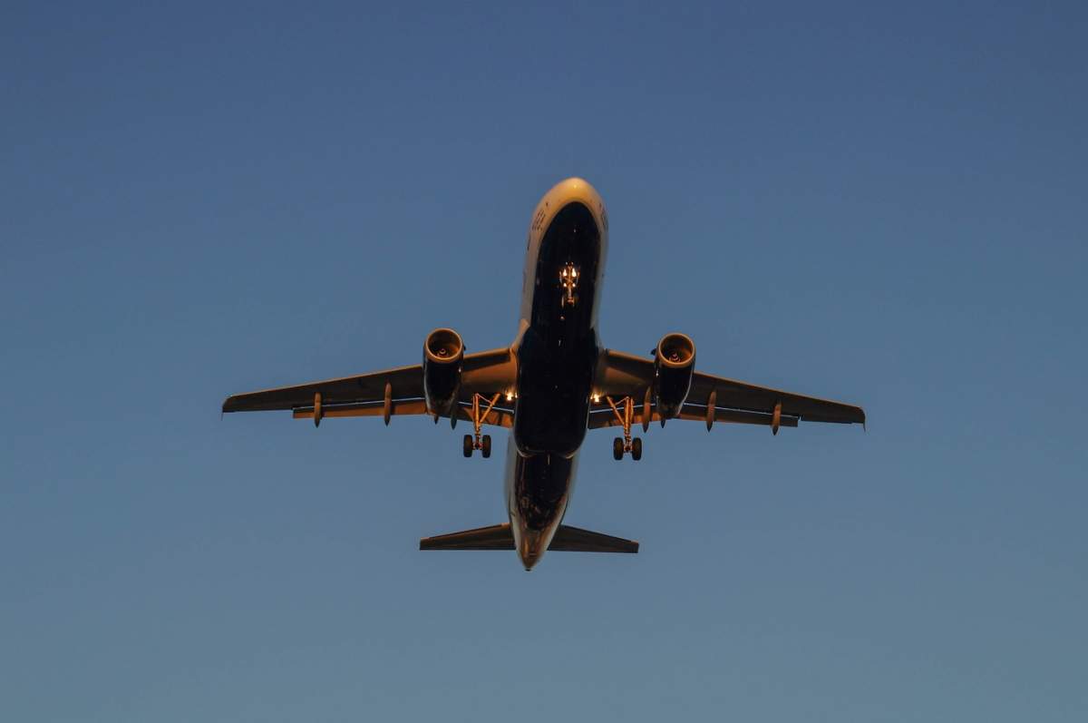 Imagine simbolică avion, aterizare, avion, trafic aerian, călătorie, cer, apus de soare, motoare de aeronave, călătorie aeriană