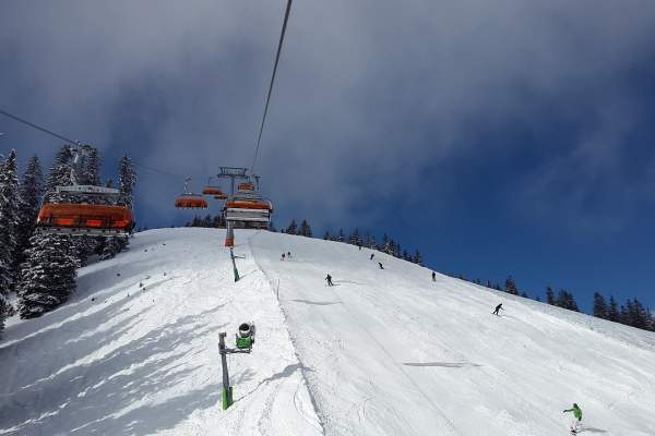 Un telescaun s-a rupt într-o stațiune montană. Peste 30 de persoane au fost rănite