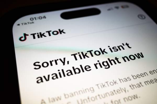 TikTok a fost închis în SUA azi, 19 ianuarie. Donald Trump spune că va redeschide platforma