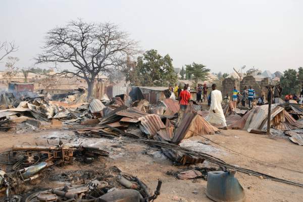 Tragedie pe șosea! 70 de persoane au ars de vii după ce o cisternă plină cu benzină s-a răsturnat și a explodat / FOTO