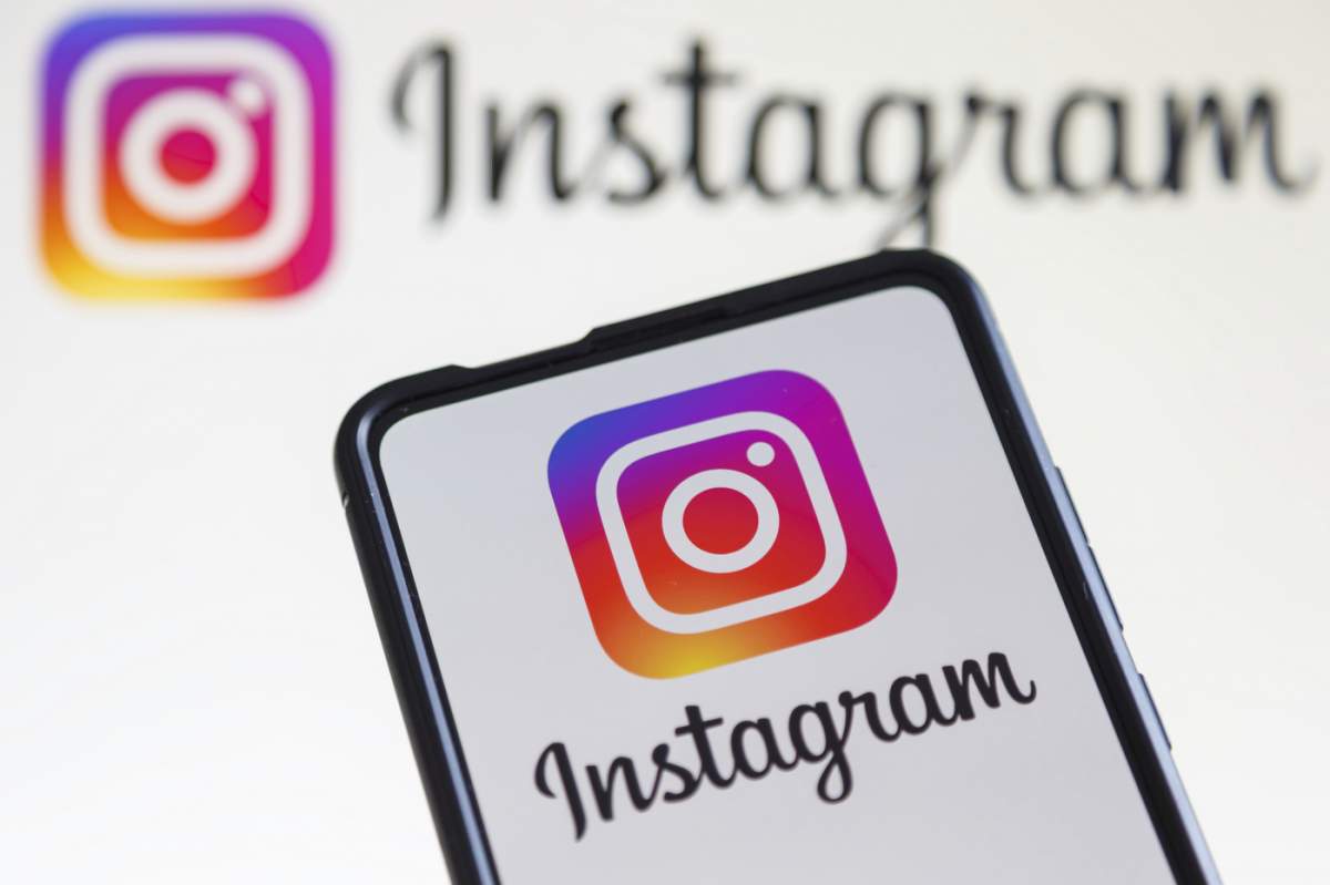 Logo-ul Instagram social media pe ecranul unui telefon mobil și al unui computer