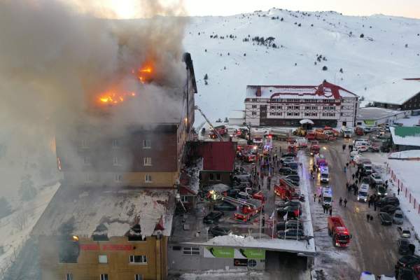 Cel puțin 66 de persoane au murit după ce un incendiu a izbucnit într-un resort de schi. Alți 51 de oameni au fost răniți / VIDEO