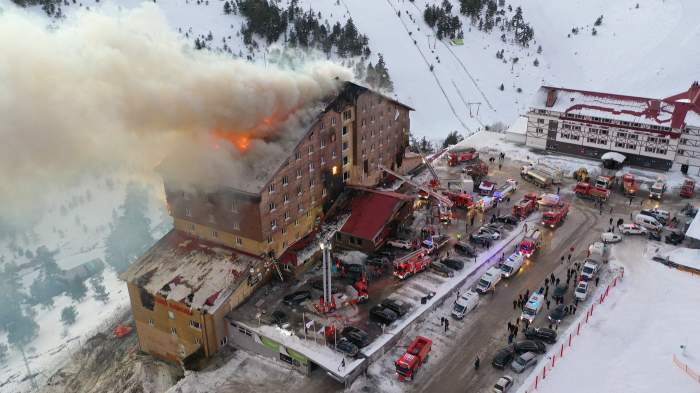 Cel puțin 10 morți în incendiul de la hotelul unei stațiuni de schi din nordul Turciei