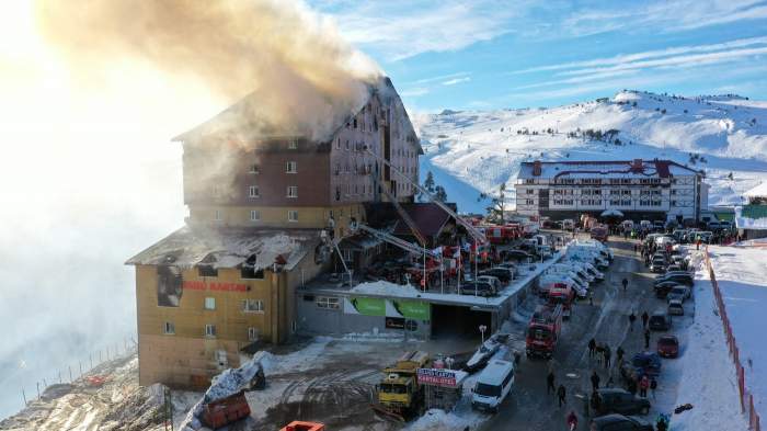 Cel puțin 10 morți în incendiul de la hotelul unei stațiuni de schi din nordul Turciei