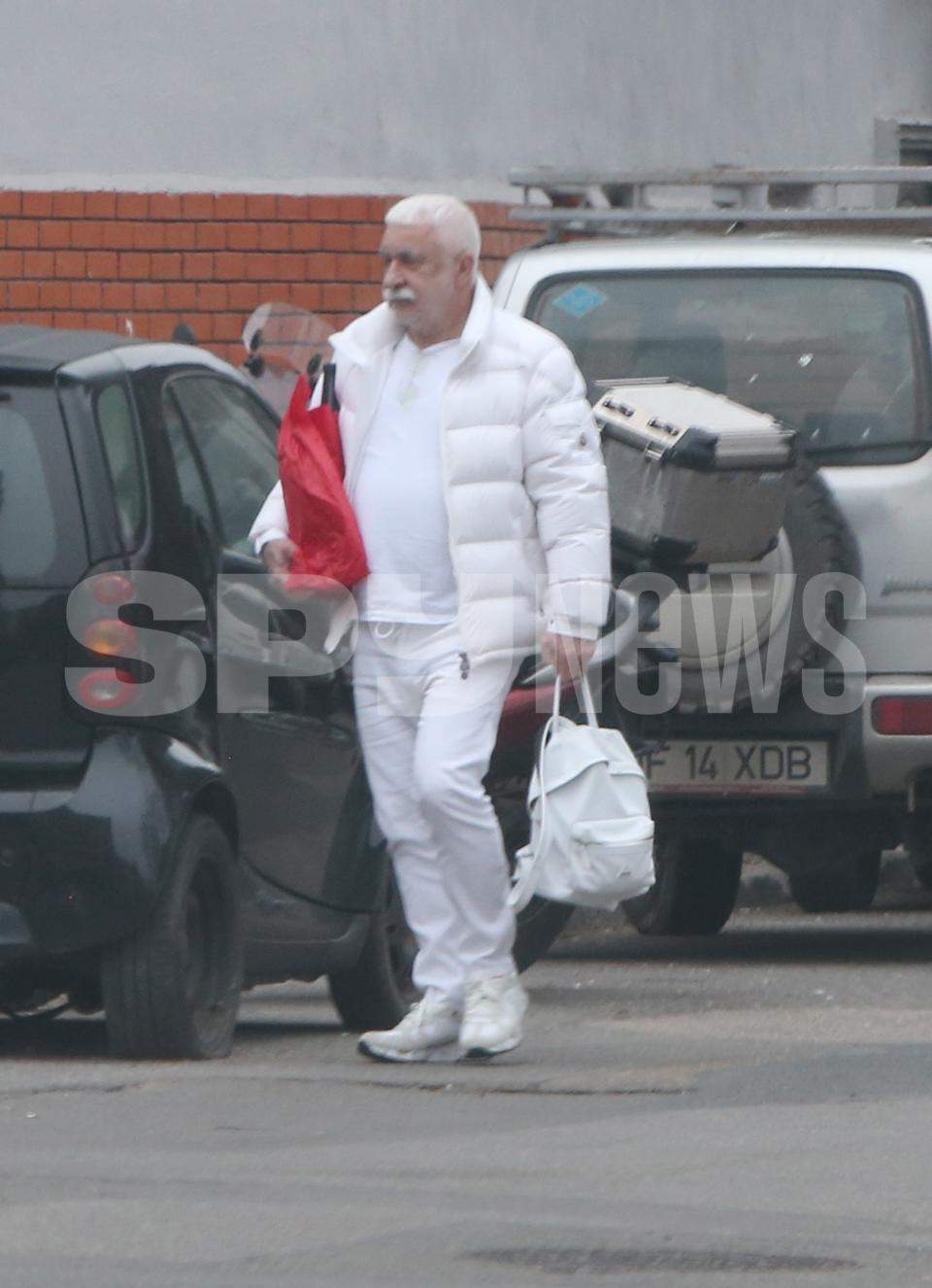 Şi-a ales dress code: all white! Adrian Sârbu, elegant şi la pizzerie / PAPARAZZI