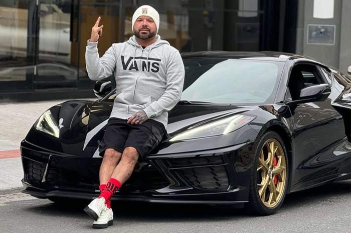 Influencer mort după ce a început procedura de a-și face un tatuaj complet pe spate