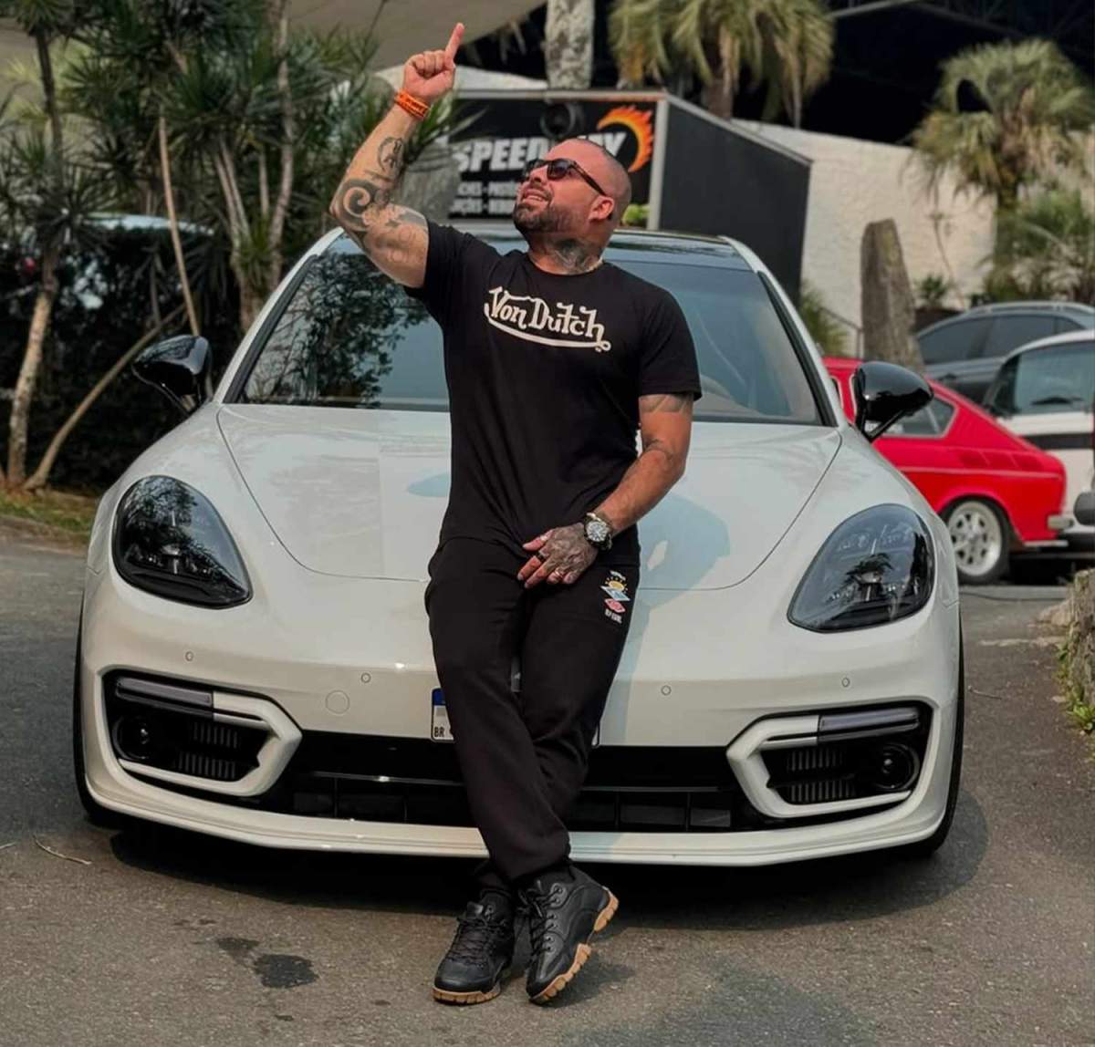 Influencer mort după ce a început procedura de a-și face un tatuaj complet pe spate
