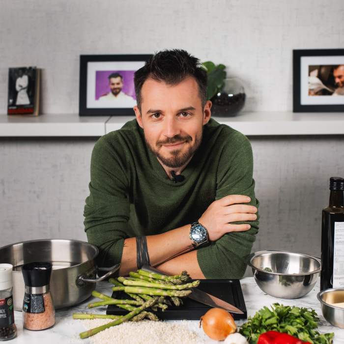 Rețeta lui Chef Horia Manea de mămăligă cu brânză, smântână și ou. Cum să obții un preparat tradițional delicios