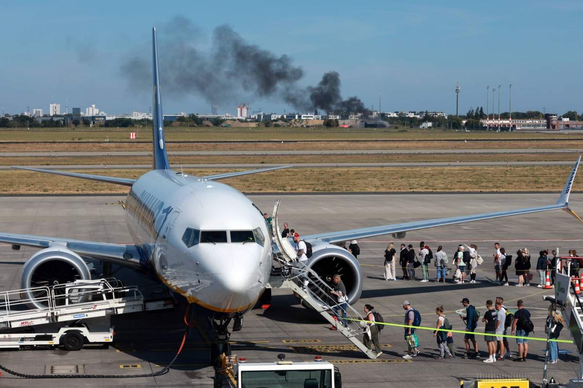 pasageri care urca in avion