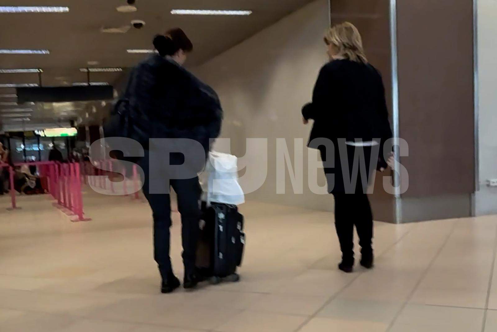 Imagini emoţionante cu Gino Iorgulescu şi soţia! Cum îşi iau la revedere cei doi la aeroport | PAPARAZZI