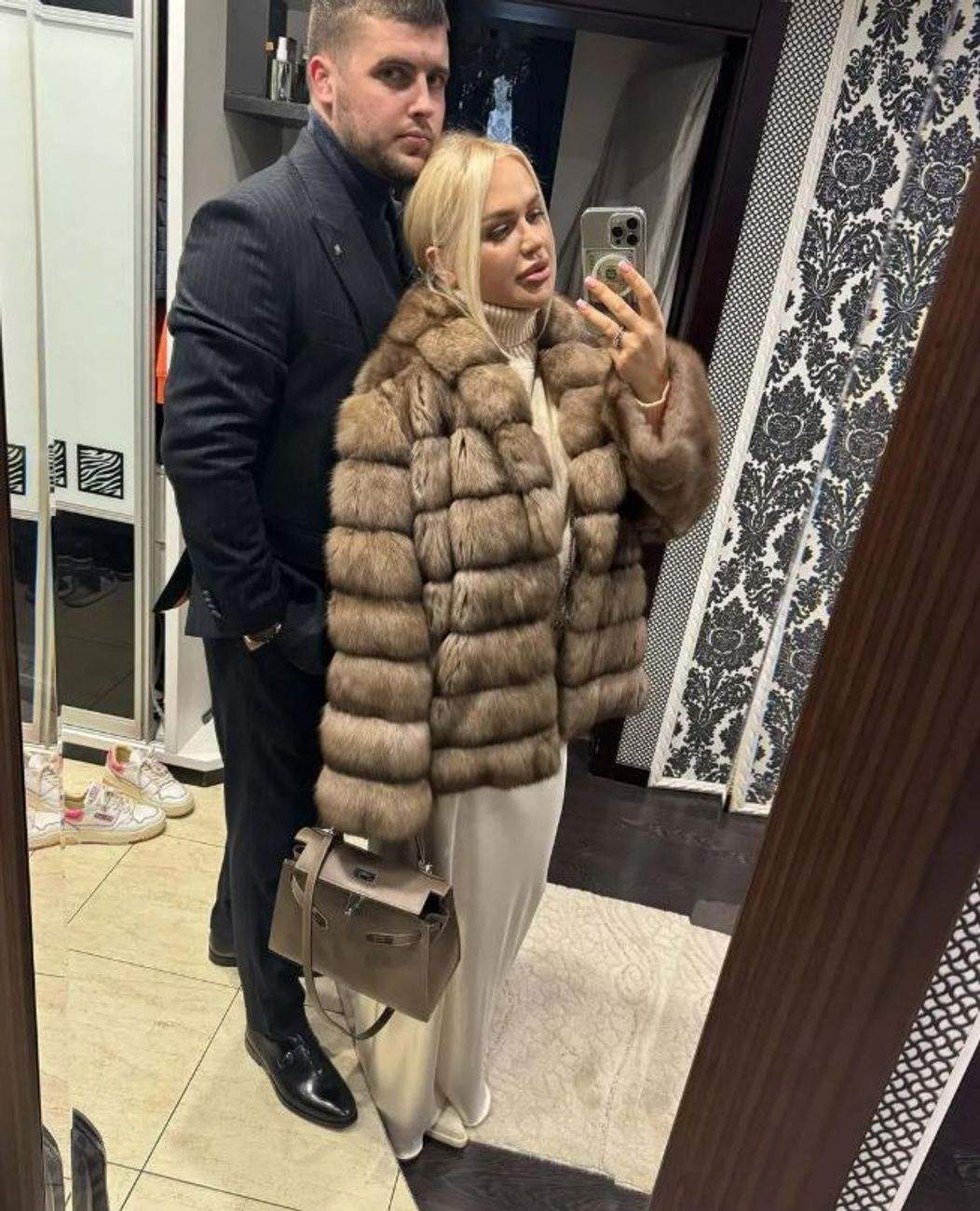 Influencerița Anna Zhuk a fost înmormântată, după tragicul accident rutier. Soțul ei a plâns în hohote lângă sicriu: „Te iubesc pentru totdeauna”