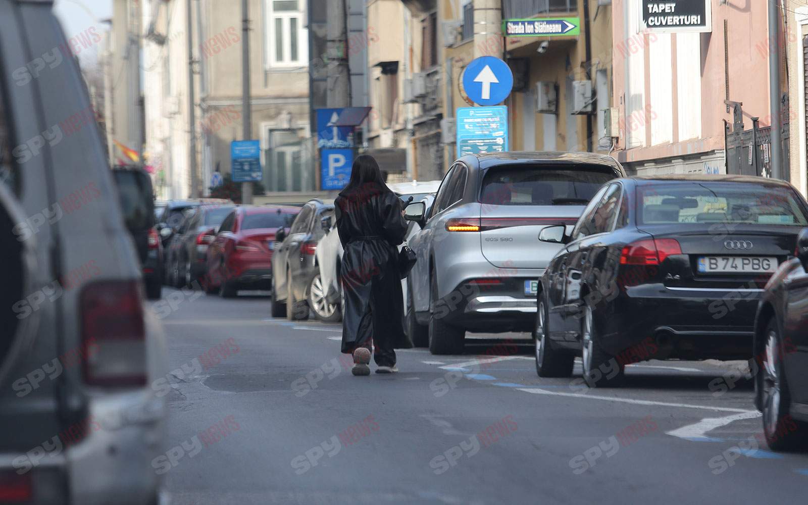 Ștefania arată impecabil! Cu gândul la manichiura perfectă, a uitat de avarii! Ce ce bijuterie pe patru roţi se deplasează vedeta / PAPARAZZI