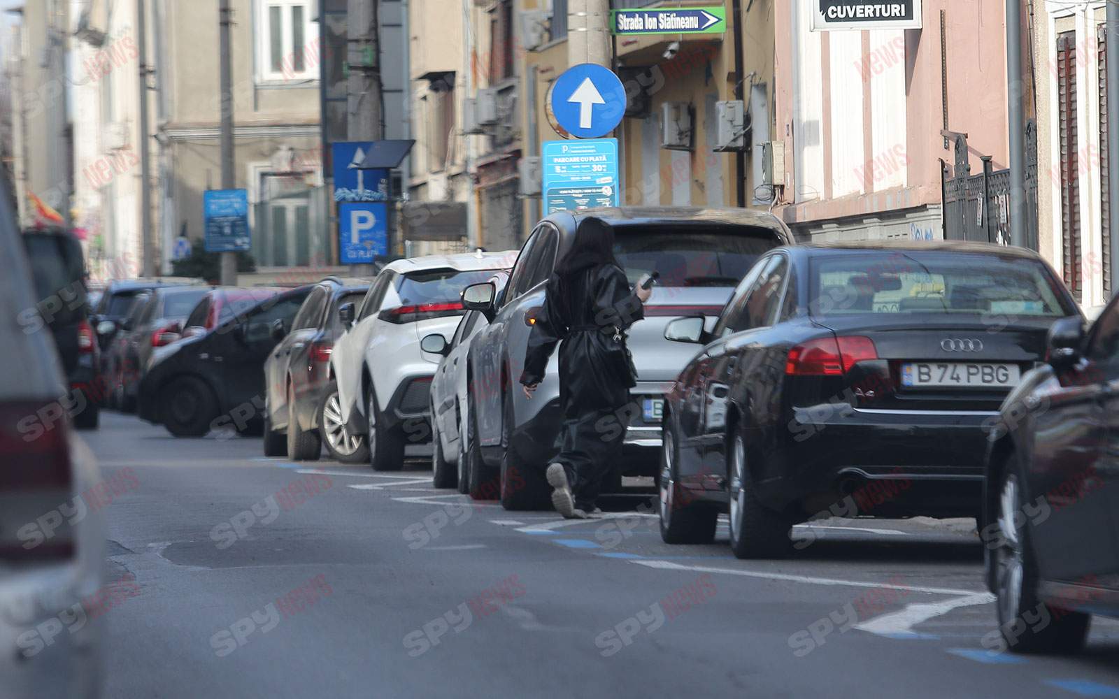 Ștefania arată impecabil! Cu gândul la manichiura perfectă, a uitat de avarii! Ce ce bijuterie pe patru roţi se deplasează vedeta / PAPARAZZI