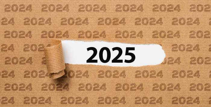 Hârtie ruptă care dezvăluie numărul 2025