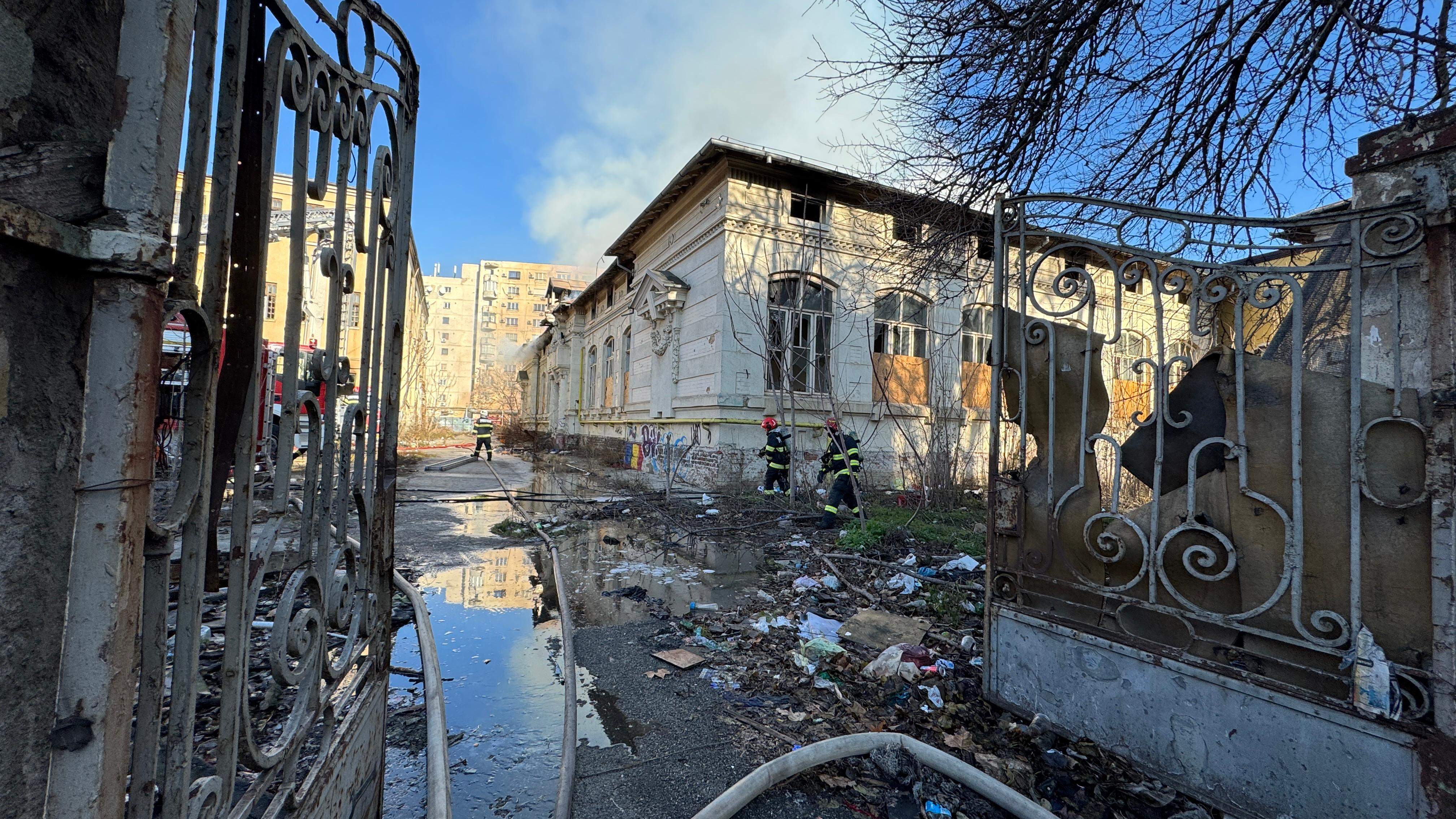 Incendiu în Capitală! Arde o clădire a Liceului Timpuri Noi. 10 autospeciale de stingere intervin la fața locului / VIDEO