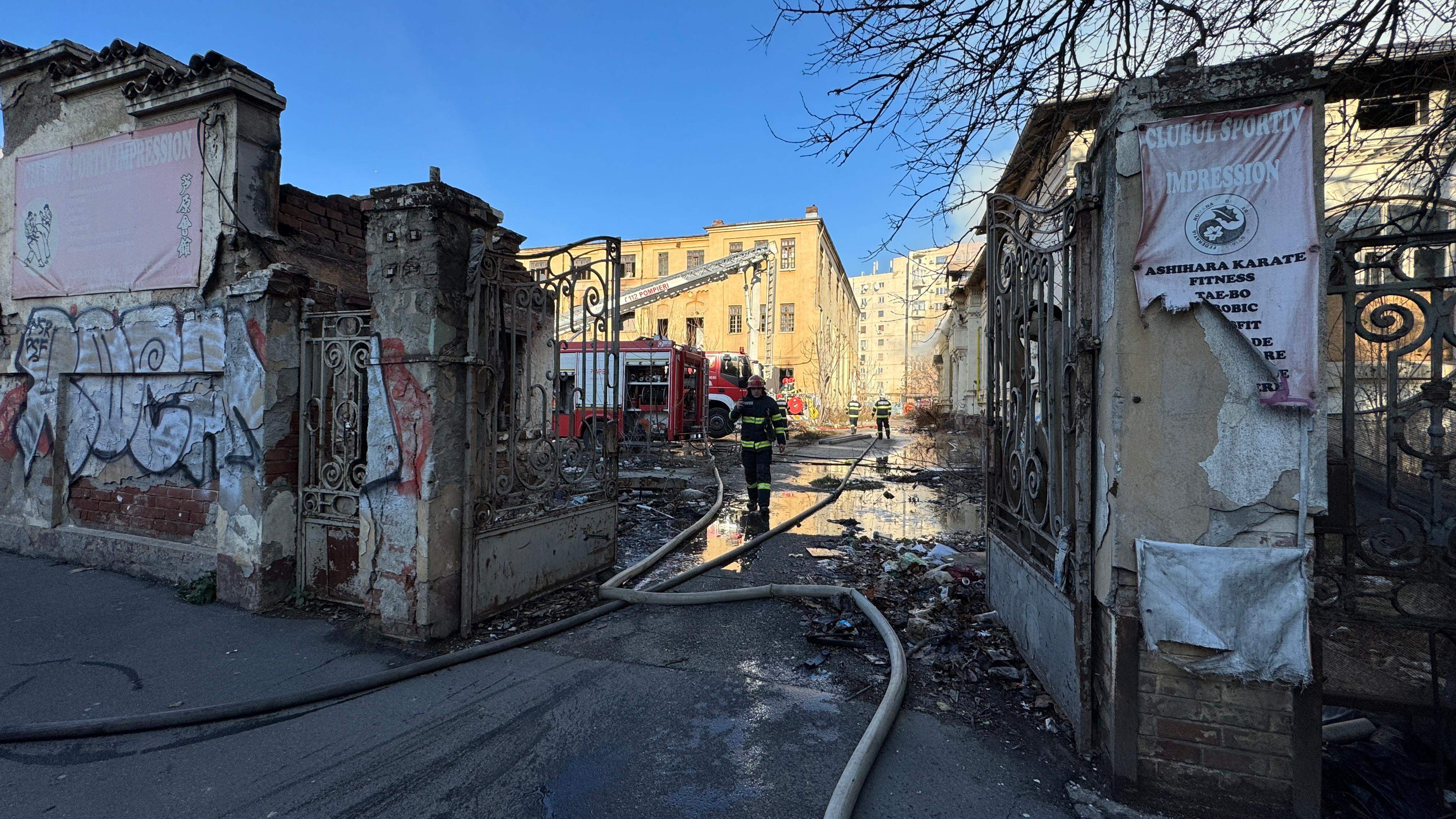 Incendiu în Capitală! Arde o clădire a Liceului Timpuri Noi. 10 autospeciale de stingere intervin la fața locului / VIDEO