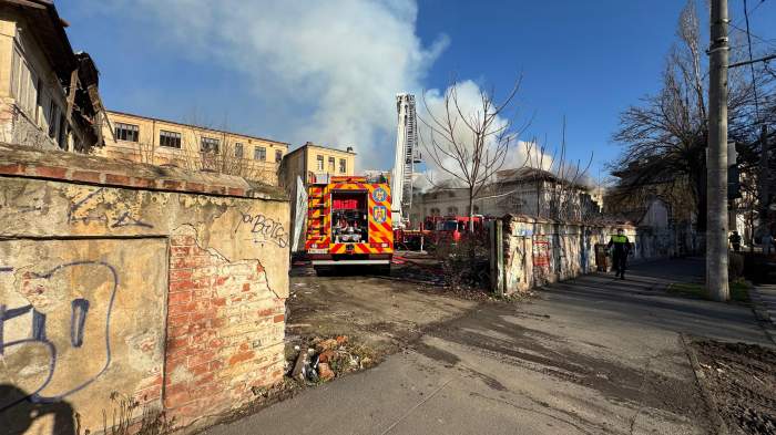 Incendiu în Capitală! Arde o clădire a Liceului Timpuri Noi. 10 autospeciale de stingere intervin la fața locului / VIDEO