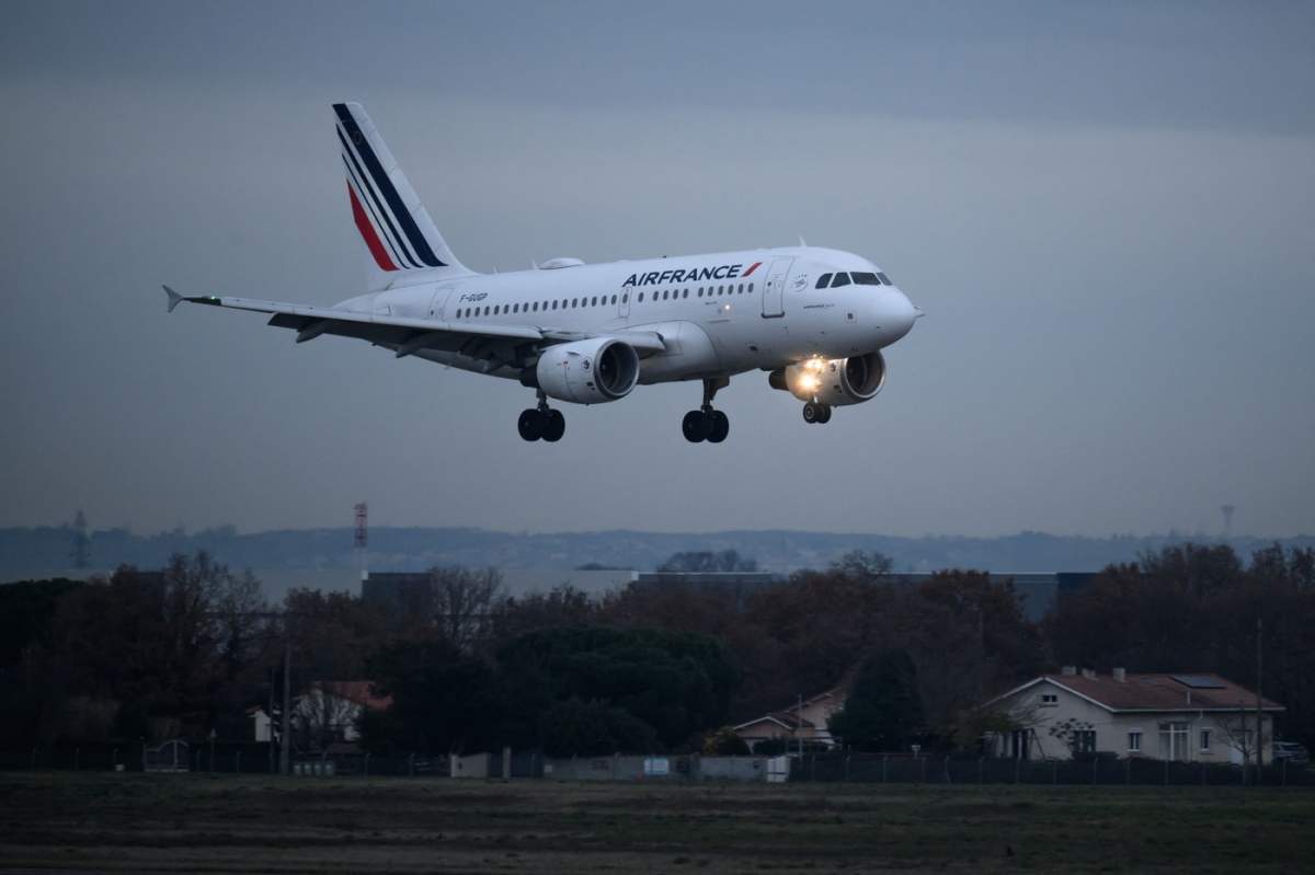 Un avion Air France Airbus A318 aterizează pe aeroportul Blagnac din Toulouse, sudul Franței, pe 2 ianuarie 2025