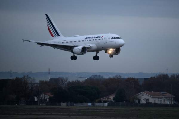 Încă un incident aviatic! Aterizare de urgență la Paris la doar câteva minute de la decolare! Au fost folosite măștie de oxigen