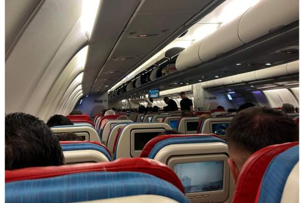 Panică în avion! Un turist a filmat în timpul unor turbulențe puternice! Femeia de lângă el plângea / VIDEO