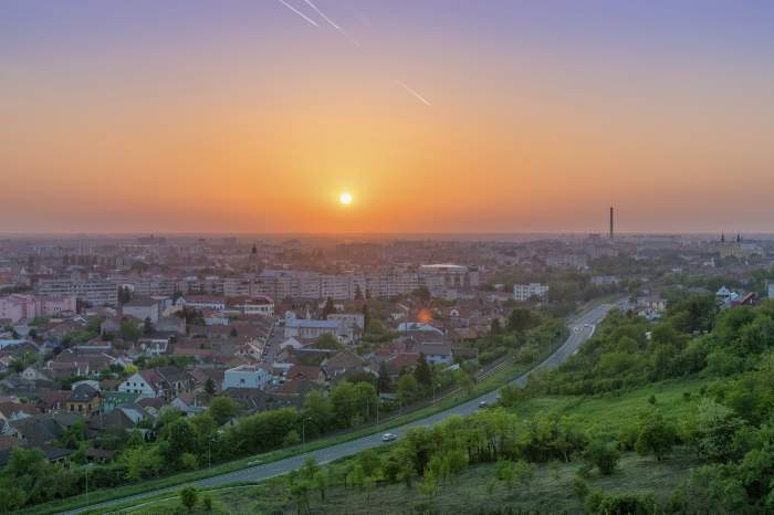 Orașul Oradea văzut de sus la apus de soare, România, Europa