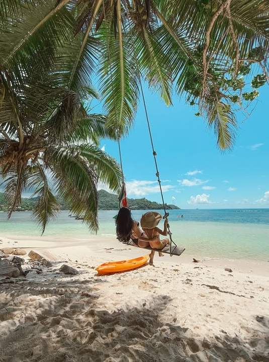 Când apare Ioana Grama pe plajă, se opresc și valurile să o admire! Cum arată celebra influenceriță în costum de baie, în Seychelles / FOTO 