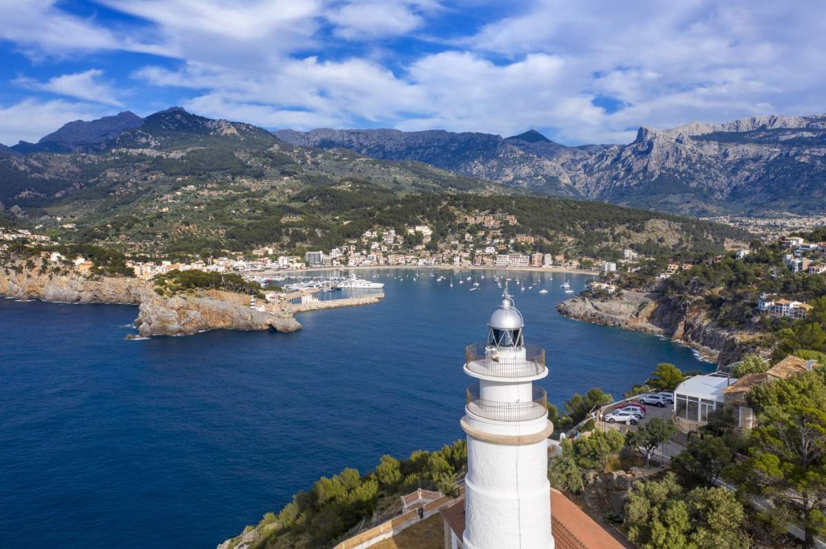 Vedere din aer a farului Faro del Cap Gros, Port de Soller, Mallorca, Insulele Baleare, Spania, Europa