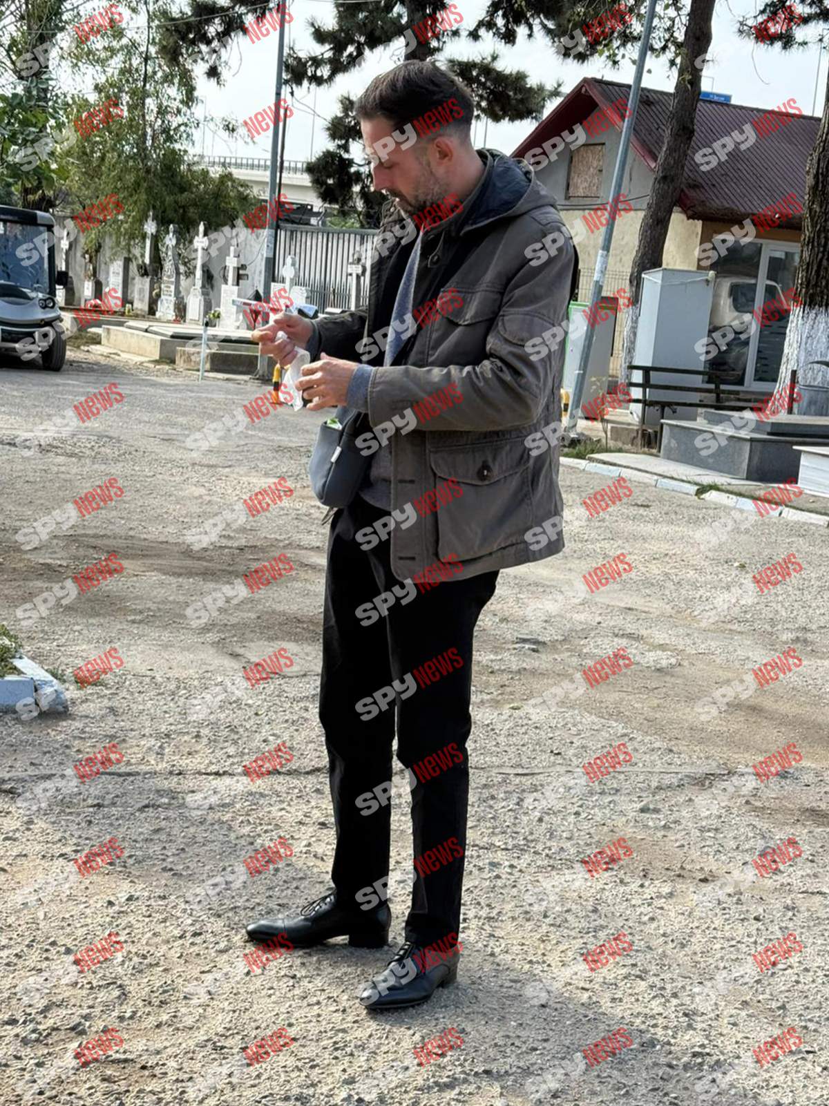 Imagini cu iubitul Ioanei Popescu la capela unde este depus trupul neînsuflețit al brunetei. Jurnalista va fi înmormântată astăzi, 1 octombrie | PAPARAZZI