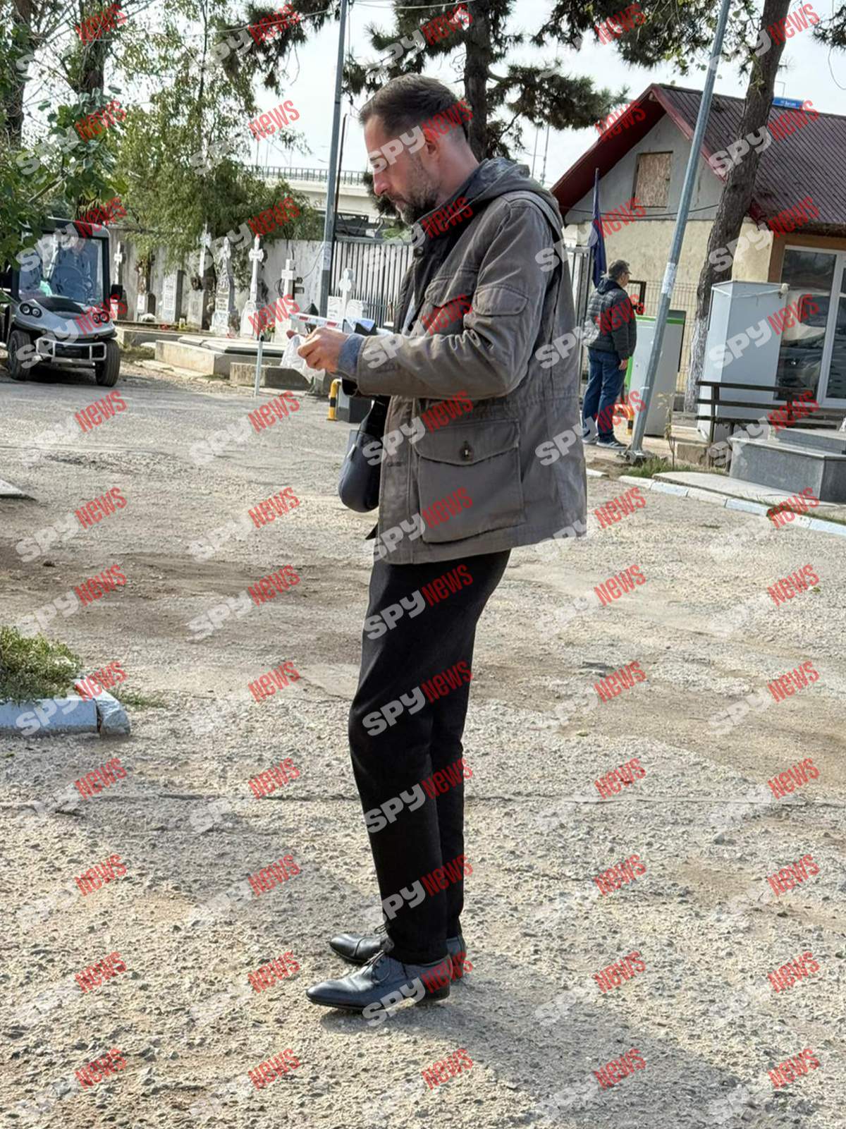 Imagini cu iubitul Ioanei Popescu la capela unde este depus trupul neînsuflețit al brunetei. Jurnalista va fi înmormântată astăzi, 1 octombrie | PAPARAZZI