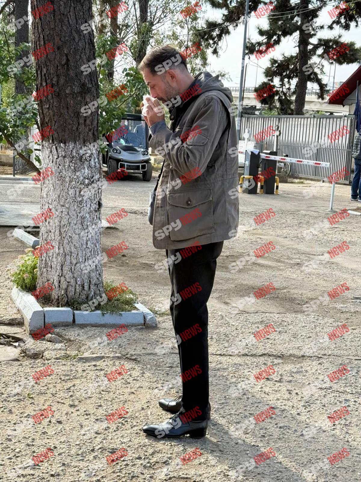 Imagini cu iubitul Ioanei Popescu la capela unde este depus trupul neînsuflețit al brunetei. Jurnalista va fi înmormântată astăzi, 1 octombrie | PAPARAZZI