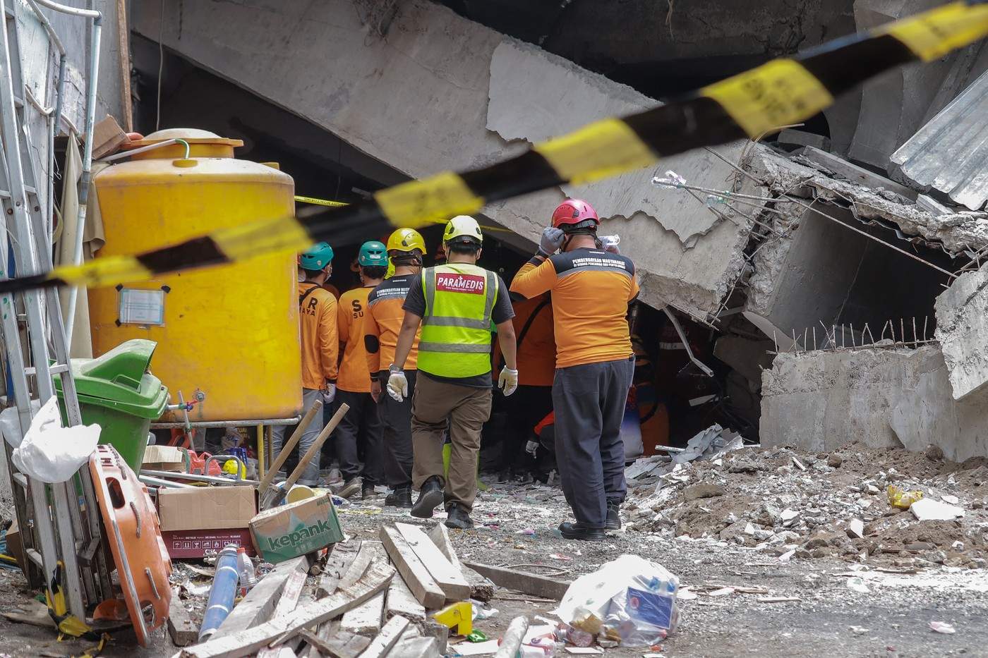 O școală s-a prăbușit în timpul orelor! Peste 90 de elevi au fost prinși sub dărâmături