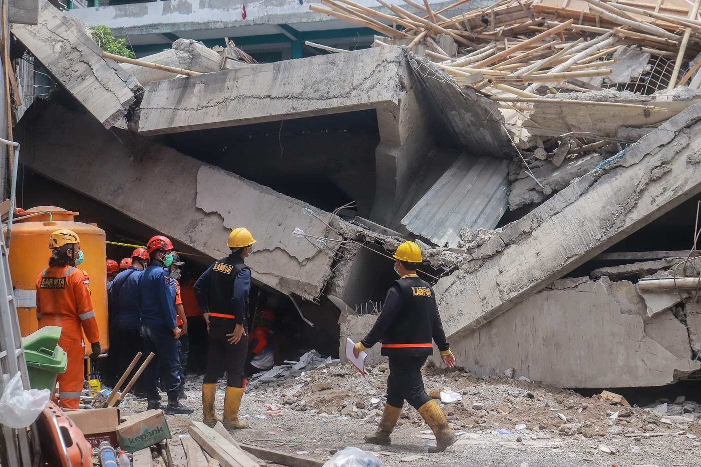 Operațiunile de căutare și salvare continuă după prăbușirea unei clădiri școlare în Indonezia