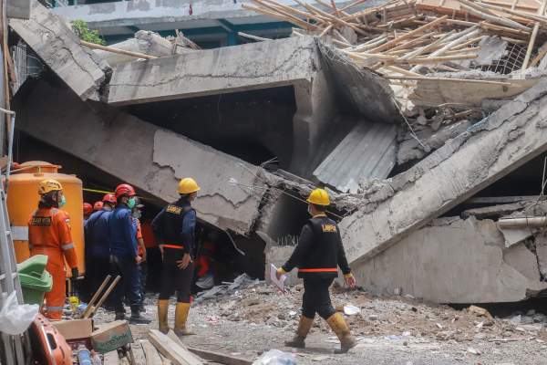 O școală s-a prăbușit în timpul orelor! Peste 90 de elevi au fost prinși sub dărâmături | FOTO