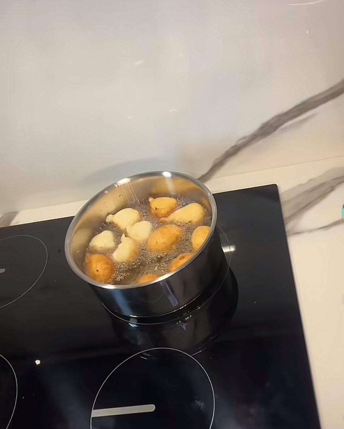 Rețeta Ramonei Olaru de gogoși pufoase. Se prepară extrem de simplu și ai nevoie de doar câteva ingrediente