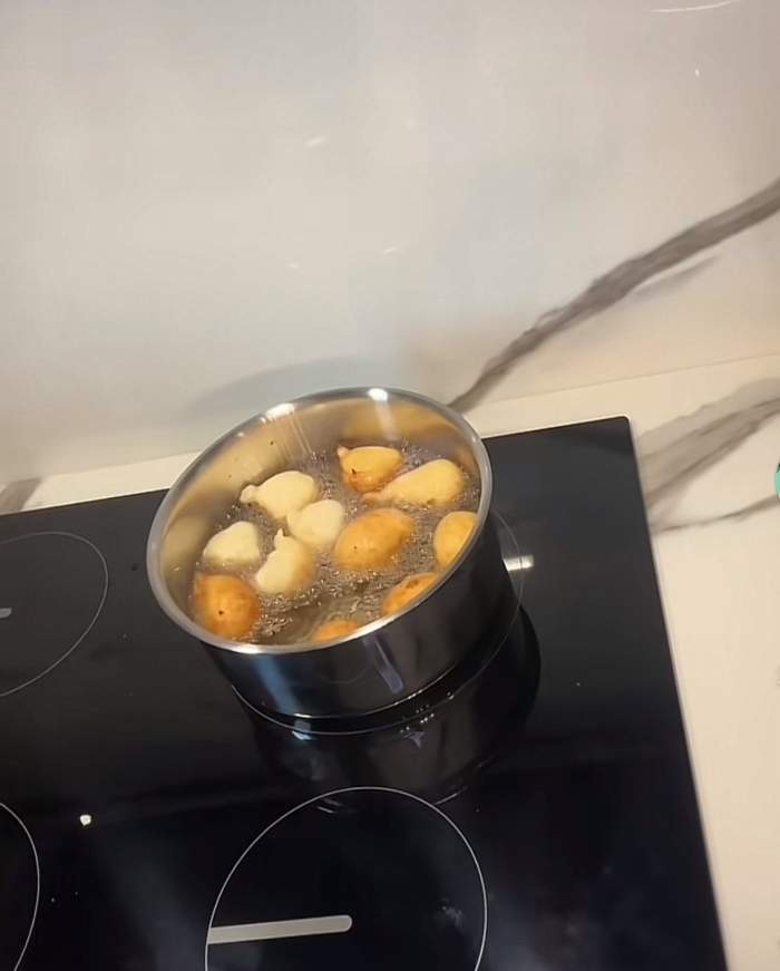 Rețeta Ramonei Olaru de gogoși pufoase. Se prepară extrem de simplu și ai nevoie de doar câteva ingrediente