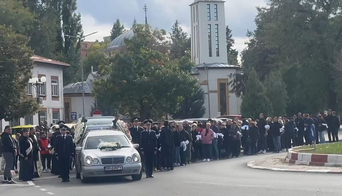 Imagini sfâșietoare! Mădălina, tânăra care a murit după ce a născut la un spital privat, condusă pe ultimul drum. A fost înmormântată cu onoruri militare