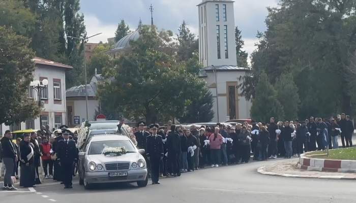 Imagini sfâșietoare! Mădălina, tânăra care a murit după ce a născut la un spital privat, condusă pe ultimul drum. A fost înmormântată cu onoruri militare