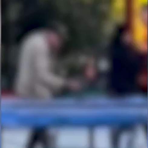 Băiatul care a ajuns la spital după ce a fost lovit cu o seceră de un paznic, în Brașov, a fost operat de urgență. Agresorul e arestat la domiciliu