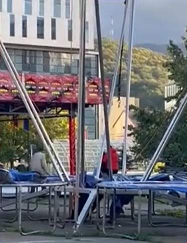 Băiatul care a ajuns la spital după ce a fost lovit cu o seceră de un paznic, în Brașov, a fost operat de urgență. Agresorul e arestat la domiciliu