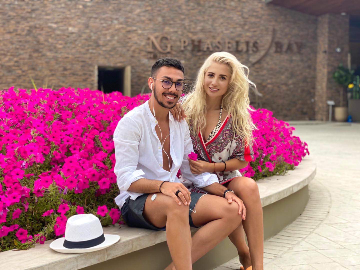 armin nicoara si claudia puican in flori roz