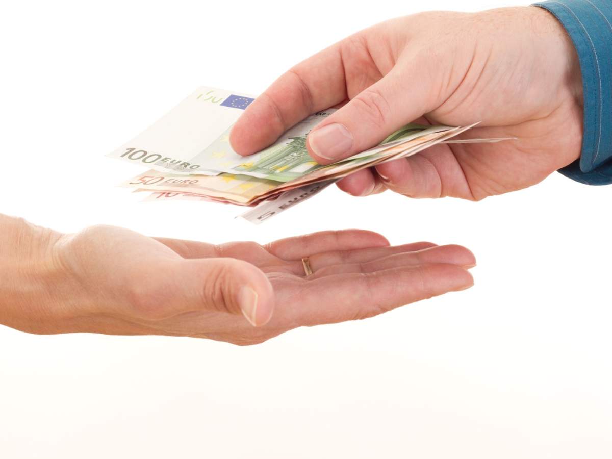 o persoană care oferp bani altei persoane