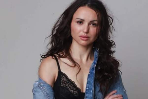 Caz tulburător. O influenceriță și fiica ei adolescentă au fost găsite moarte în apartamentul lor. Vecinii au alertat poliția din cauza mirosului puternic. Ce au descoperit anchetatorii