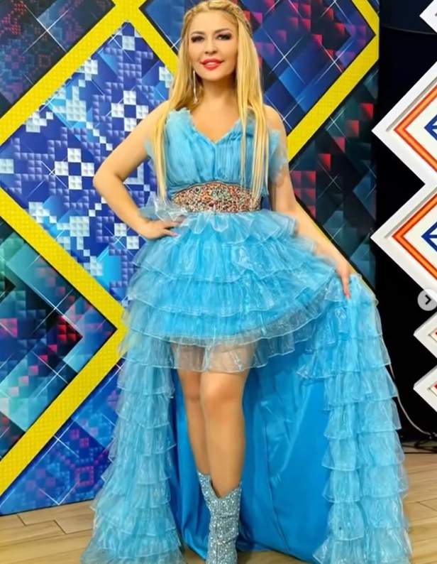 lorenna in rochie albastra