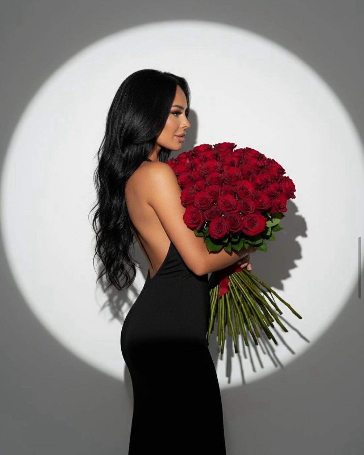 Coca Daminuta are un buchet de trandafir in brate