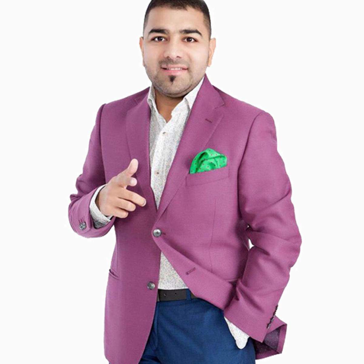 Liviu Pustiu poarat un sacou mov