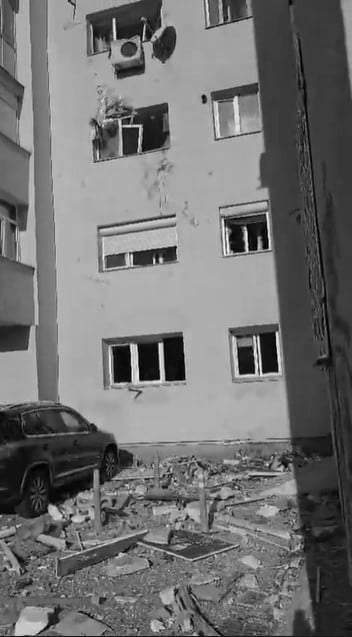 Explozie într-un bloc din Capitală! Imagini halucinante! Toate geamurile de la Liceul Bolintineanu, sparte de la deflagrație